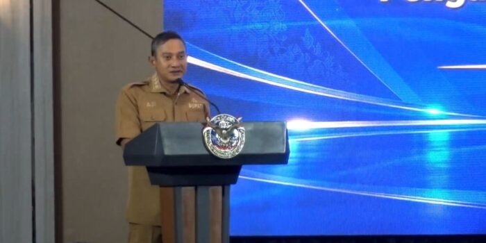 Bupati Pacitan Indrata Nur Bayuaji mengenakan seragam dinas saat memberikan sambutan dan arahan dalam acara pengukuhan pengurus Karang Taruna Kabupaten Pacitan.
