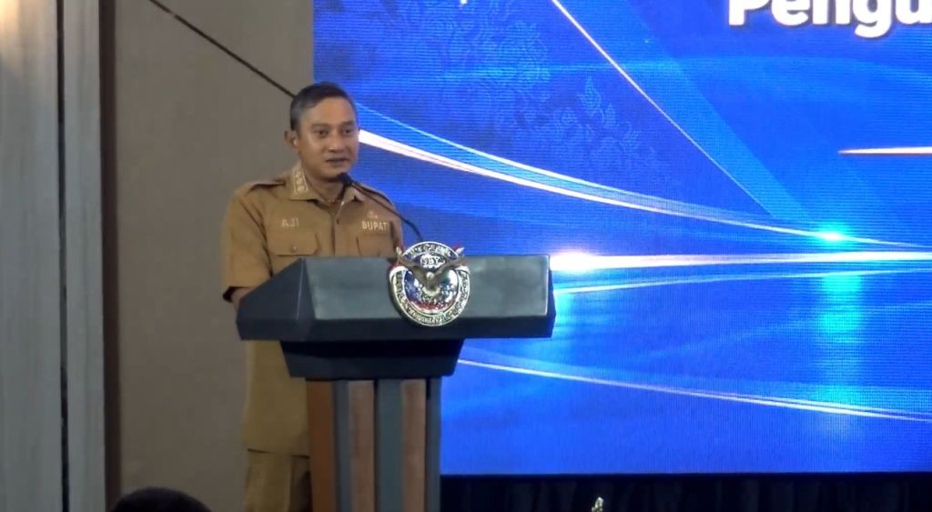 Bupati Pacitan Indrata Nur Bayuaji Berikan Arahan Saat Pengukuhan Karang Taruna Bupati Pacitan Indrata Nur Bayuaji mengenakan seragam dinas saat memberikan sambutan dan arahan dalam acara pengukuhan pengurus Karang Taruna Kabupaten Pacitan.