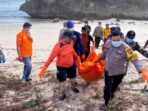 Petugas gabungan Polsek Ngadirojo dan Tim SAR mengevakuasi jenazah di Pantai Wonoroto Desa Sidomulyo Pacitan
