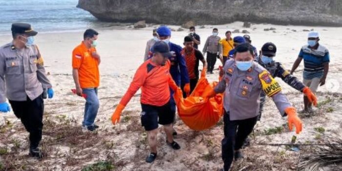 Petugas gabungan Polsek Ngadirojo dan Tim SAR mengevakuasi jenazah di Pantai Wonoroto Desa Sidomulyo Pacitan