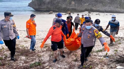 Evakuasi Jenazah Diduga Korban Laka Laut di Pantai Wonoroto Pacitan Petugas gabungan Polsek Ngadirojo dan Tim SAR mengevakuasi jenazah di Pantai Wonoroto Desa Sidomulyo Pacitan