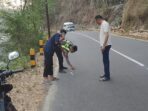 Petugas Satlantas Polres Pacitan melakukan olah TKP kecelakaan di Jalan Raya Pacitan-Ponorogo KM 29 Desa Ngreco Kecamatan Tegalombo