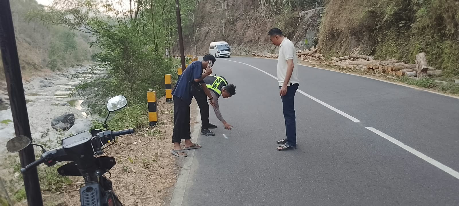 Evakuasi Kecelakaan Lalu Lintas di Jalan Raya Pacitan-Ponorogo Desa Ngreco Tegalombo Petugas Satlantas Polres Pacitan melakukan olah TKP kecelakaan di Jalan Raya Pacitan-Ponorogo KM 29 Desa Ngreco Kecamatan Tegalombo