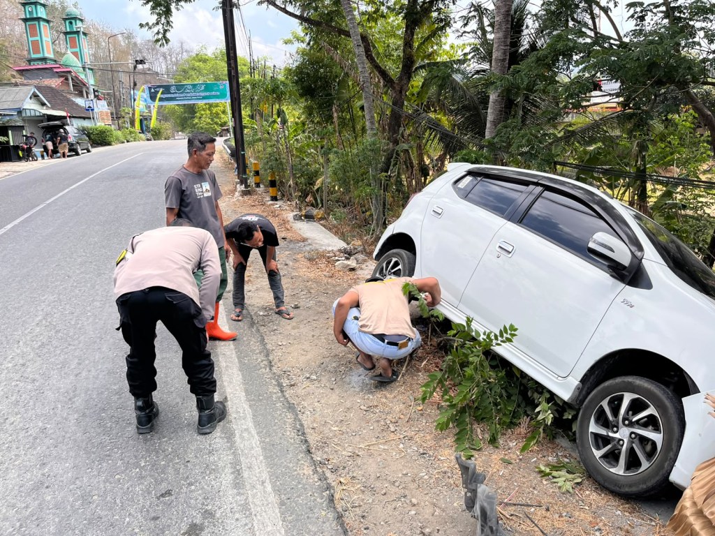 Evakuasi Kecelakaan Tunggal Daihatsu Ayla di Arjosari Pacitan Petugas kepolisian mengevakuasi mobil Daihatsu Ayla putih bernopol AE 1498 FI yang rusak pada bumper depan usai menabrak pembatas jalan di Desa Arjosari, Pacitan.