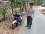 Petugas kepolisian mengevakuasi sepeda motor pelajar asal Surabaya yang terperosok ke Sungai Grindulu di Tegalombo Pacitan