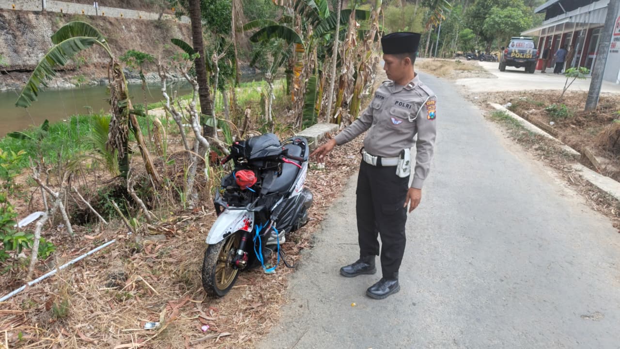 Evakuasi Kecelakaan Tunggal di Sungai Grindulu Tegalombo Pacitan Petugas kepolisian mengevakuasi sepeda motor pelajar asal Surabaya yang terperosok ke Sungai Grindulu di Tegalombo Pacitan