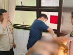 Evakuasi Korban Tenggelam ke Puskesmas Tegalombo Pacitan. Evakuasi jenazah korban tenggelam Tredi Dafa Irfanda tiba di Puskesmas Tegalombo Pacitan.