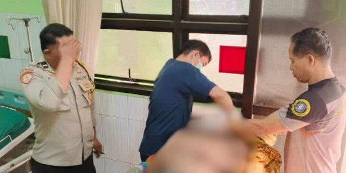 Evakuasi jenazah korban tenggelam Tredi Dafa Irfanda tiba di Puskesmas Tegalombo Pacitan.