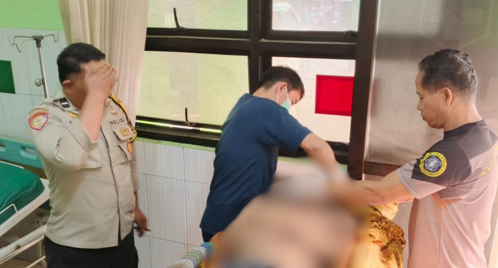 Evakuasi Korban Tenggelam ke Puskesmas Tegalombo Pacitan. Evakuasi jenazah korban tenggelam Tredi Dafa Irfanda tiba di Puskesmas Tegalombo Pacitan.