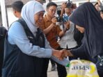 Gubernur Khofifah Salurkan Bansos dan Gelar Pasar Murah pada Hari Santri 2026 di Pacitan Gubernur Jawa Timur Khofifah Indar Parawansa menyerahkan bantuan sosial Pemprov Jatim dan meninjau Pasar Murah dalam kunjungan kerja Hari Santri 2026 di Kabupaten Pacitan.