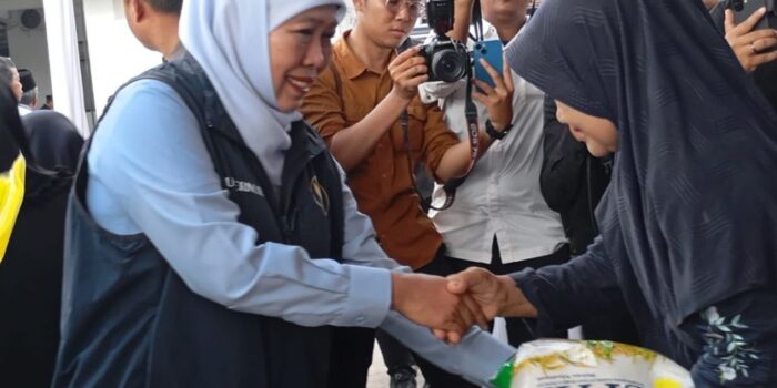 Gubernur Jawa Timur Khofifah Indar Parawansa menyerahkan bantuan sosial Pemprov Jatim dan meninjau Pasar Murah dalam kunjungan kerja Hari Santri 2026 di Kabupaten Pacitan.