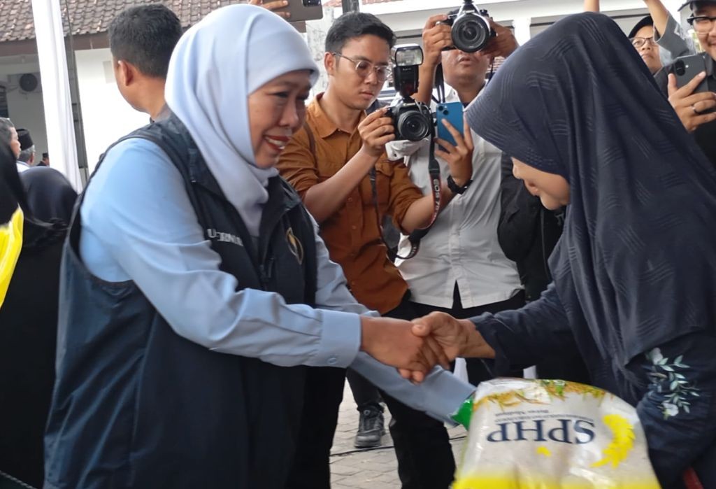 Gubernur Khofifah Salurkan Bansos dan Gelar Pasar Murah pada Hari Santri 2026 di Pacitan Gubernur Jawa Timur Khofifah Indar Parawansa menyerahkan bantuan sosial Pemprov Jatim dan meninjau Pasar Murah dalam kunjungan kerja Hari Santri 2026 di Kabupaten Pacitan.