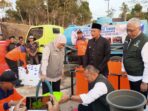 Gubernur Jawa Timur Khofifah Indar Parawansa menyalurkan bantuan air bersih dan membuka keran pipanisasi di Desa Kasihan, Kecamatan Tegalombo, Kabupaten Pacitan, Rabu (21/10/2026).