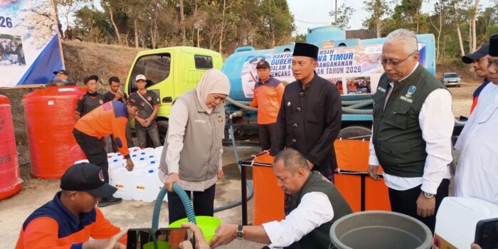 Gubernur Jawa Timur Khofifah Indar Parawansa menyalurkan bantuan air bersih dan membuka keran pipanisasi di Desa Kasihan, Kecamatan Tegalombo, Kabupaten Pacitan, Rabu (21/10/2026).