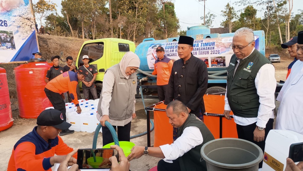 Gubernur Khofifah Salurkan Bantuan Air Bersih dan Pipanisasi di Pacitan Gubernur Jawa Timur Khofifah Indar Parawansa menyalurkan bantuan air bersih dan membuka keran pipanisasi di Desa Kasihan, Kecamatan Tegalombo, Kabupaten Pacitan, Rabu (21/10/2026).