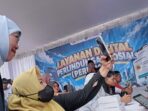 Gubernur Jatim Khofifah Indar Parawansa berswafoto bersama warga di stan Layanan Digital Perlindungan Sosial (Perlinsos) Kabupaten Pacitan.