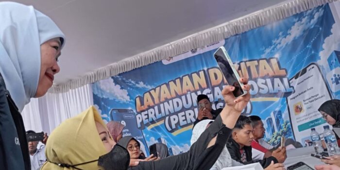 Gubernur Jatim Khofifah Indar Parawansa berswafoto bersama warga di stan Layanan Digital Perlindungan Sosial (Perlinsos) Kabupaten Pacitan.