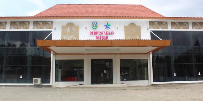 Gedung Perpustakaan Daerah Kabupaten Pacitan yang tampak dari depan. (Dok: Istimewa)