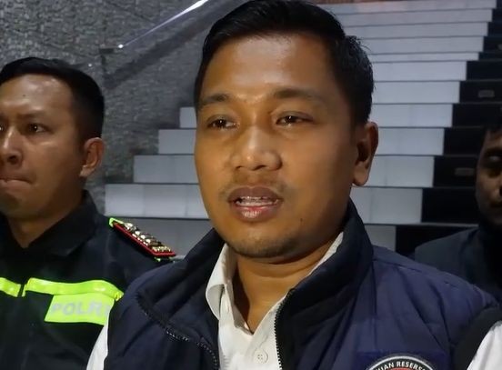 Kasat Narkoba Polres Pacitan Iptu Sumianto Harsya memberikan keterangan pers kepada awak media mengenai hasil razia tempat hiburan malam dan Pantai Pancer Dorr.