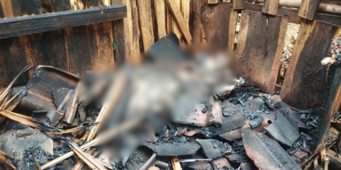 Kondisi sebagian rumah dan kandang kambing milik Jumani di Desa Jetiskidul, Pacitan yang hangus akibat kebakaran rembetan pembakaran sampah.