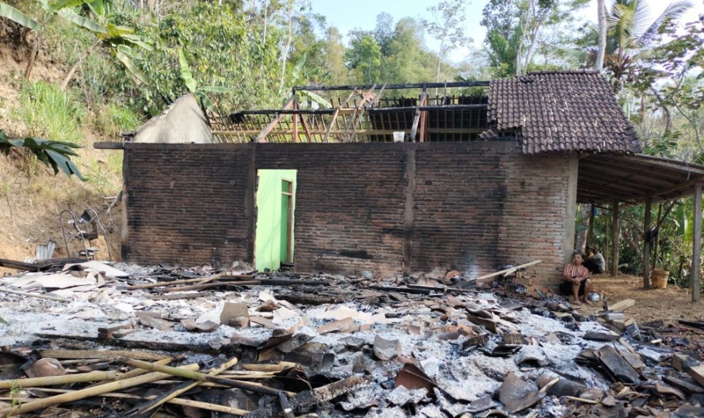 Puing-puing rumah warga Desa Nawangan Pacitan yang hangus terbakar