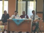 Empat calon Ketua FPPA Pacitan periode 2026–2028 (dari kiri ke kanan: Agus Setyo Wibowo, Rojihan, Joko Wiyono, dan Sutikno) duduk berdampingan dan berbincang akrab di dalam aula Gedung Karya Darma selama acara pemilihan berlangsung.