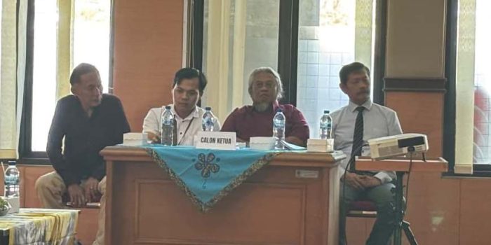 Empat calon Ketua FPPA Pacitan periode 2026–2028 (dari kiri ke kanan: Agus Setyo Wibowo, Rojihan, Joko Wiyono, dan Sutikno) duduk berdampingan dan berbincang akrab di dalam aula Gedung Karya Darma selama acara pemilihan berlangsung.