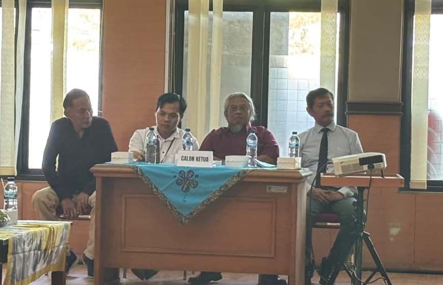 Empat calon Ketua FPPA Pacitan periode 2026–2028 (dari kiri ke kanan: Agus Setyo Wibowo, Rojihan, Joko Wiyono, dan Sutikno) duduk berdampingan dan berbincang akrab di dalam aula Gedung Karya Darma selama acara pemilihan berlangsung.