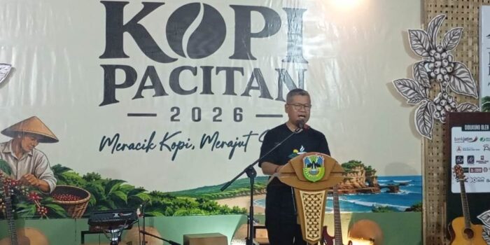 Suasana kemeriahan Festival Kopi Pacitan 2026 di PLUT KUMKM yang dihadiri Sekda Heru Wiwoho dan diwarnai pembagian 1.000 cangkir kopi gratis.