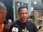 Kemeriahan Festival Kopi Pacitan 2026 di PLUT UMKM Ketua DPRD Pacitan Arif Setya Budi meninjau stan produk kopi lokal di Festival Kopi Pacitan 2026.