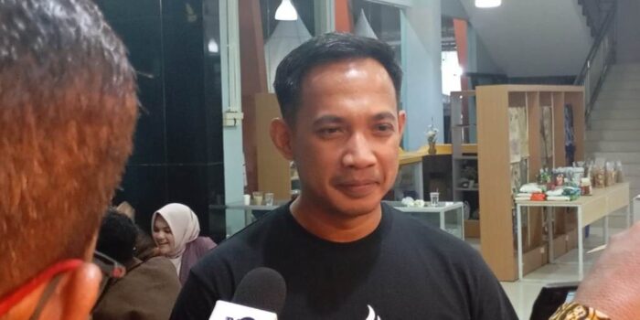 Ketua DPRD Pacitan Arif Setya Budi meninjau stan produk kopi lokal di Festival Kopi Pacitan 2026.