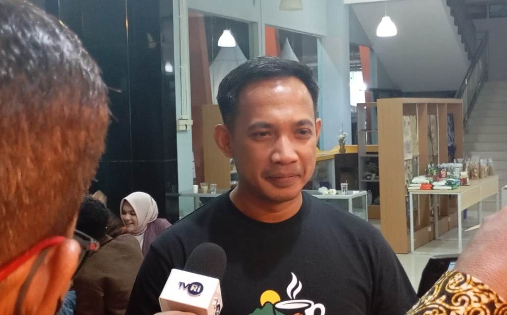 Ketua DPRD Pacitan Arif Setya Budi meninjau stan produk kopi lokal di Festival Kopi Pacitan 2026.