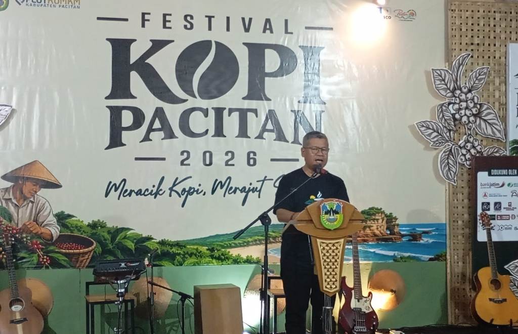 Suasana kemeriahan Festival Kopi Pacitan 2026 di PLUT KUMKM yang dihadiri Sekda Heru Wiwoho dan diwarnai pembagian 1.000 cangkir kopi gratis.
