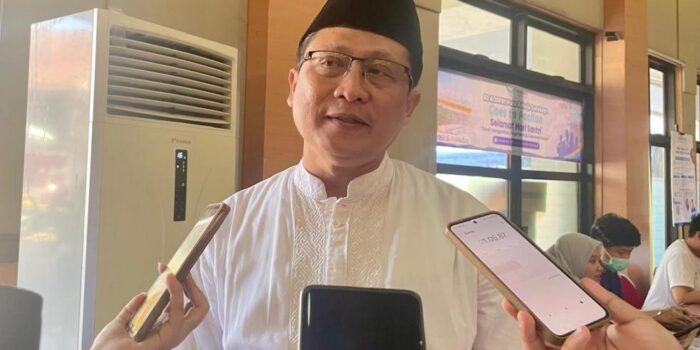 Kepala Dinas Kesehatan Kabupaten Pacitan dr. Daru Mustiko Aji saat diwawancarai awak media di sela kegiatan khitanan massal dan Cek Kesehatan Gratis di Gedung Karya Dharma Pacitan, Kamis (22/10/2026).