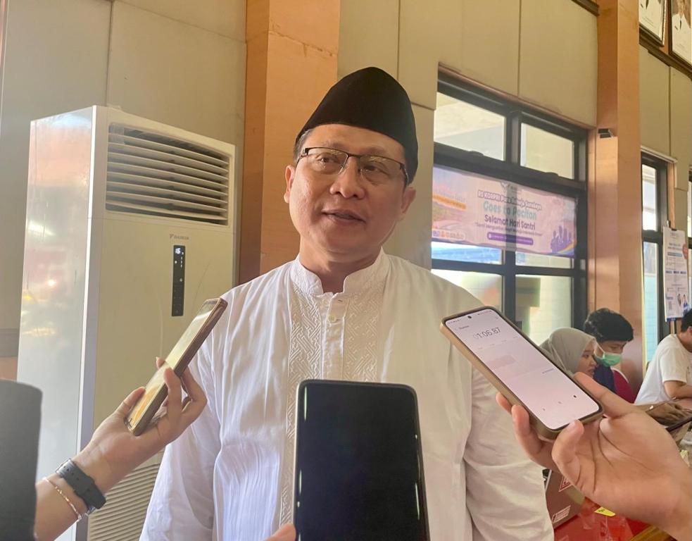 Kepala Dinas Kesehatan Pacitan dr. Daru Mustiko Aji Beri Keterangan Terkait Cek Kesehatan Gratis dan Khitanan Massal Kepala Dinas Kesehatan Kabupaten Pacitan dr. Daru Mustiko Aji saat diwawancarai awak media di sela kegiatan khitanan massal dan Cek Kesehatan Gratis di Gedung Karya Dharma Pacitan, Kamis (22/10/2026).
