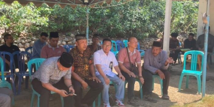 Kepala BPJS Ketenagakerjaan Cabang Pacitan dan Kepala Dinas Perikanan bertakziyah ke rumah duka korban laka laut di Pacitan.