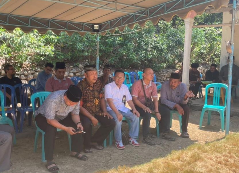 Kepala BPJS Ketenagakerjaan Cabang Pacitan dan Kepala Dinas Perikanan bertakziyah ke rumah duka korban laka laut di Pacitan.