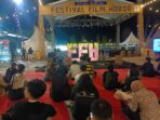 Konsultan skenario Asaf Antariksa Riyanto memaparkan materi penulisan cerita dalam Festival Film Horor 2026 di Alun-Alun Pacitan.