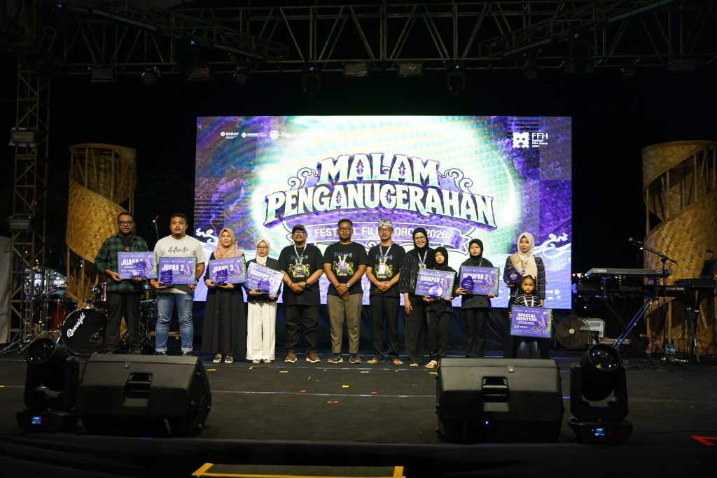 Para pemenang kategori kompetisi dan ekshibisi, termasuk pelajar dan komunitas, berdiri bersama memegang papan penghargaan (Juara 1, 2, 3, Harapan, dan Special Mention) di atas panggung Malam Penganugerahan Festival Film Horor 2026 di Alun-Alun Pacitan.