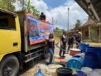 Pengurus Paguyuban Anak Rantau Pacitan (ARPAC) menyalurkan bantuan air bersih bagi warga terdampak kekeringan di Kabupaten Pacitan.