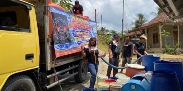 Pengurus Paguyuban Anak Rantau Pacitan (ARPAC) menyalurkan bantuan air bersih bagi warga terdampak kekeringan di Kabupaten Pacitan.