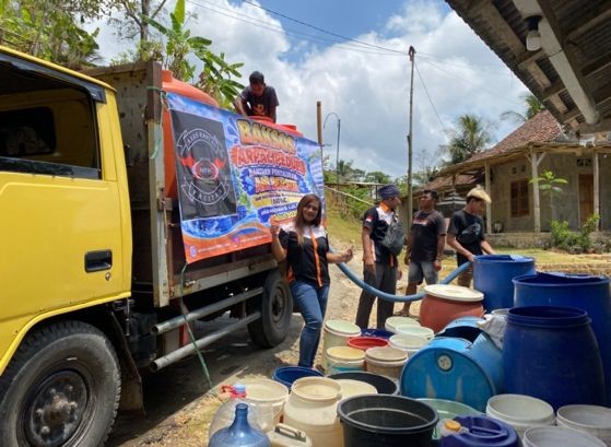 Pengurus Paguyuban Anak Rantau Pacitan (ARPAC) menyalurkan bantuan air bersih bagi warga terdampak kekeringan di Kabupaten Pacitan.