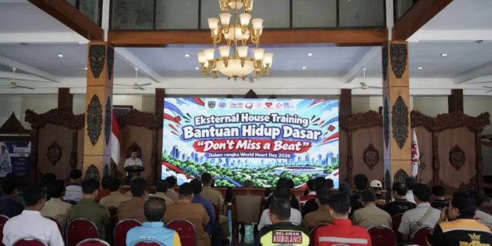 Suasana pelatihan Bantuan Hidup Dasar bagi relawan di Pendopo Kabupaten Pacitan dalam peringatan Hari Jantung Sedunia.