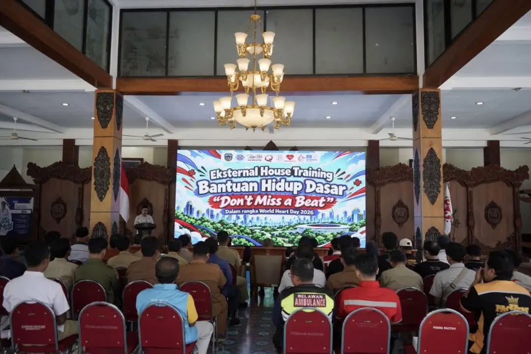 Suasana pelatihan Bantuan Hidup Dasar bagi relawan di Pendopo Kabupaten Pacitan dalam peringatan Hari Jantung Sedunia.