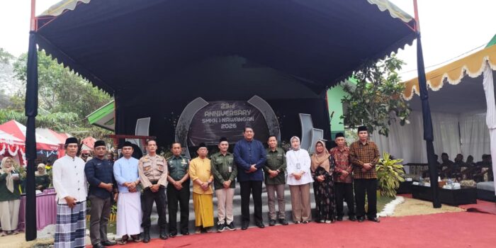 Wakil Bupati Pacitan Gagarin Sumrambah bersama Kepala Cabdin Pendidikan Wilayah Pacitan Sasmito Pribadi dan Kepala SMKN 1 Nawangan Redy Yuniarto saat peluncuran Smart Green School pada HUT ke-23 SMKN 1 Nawangan.