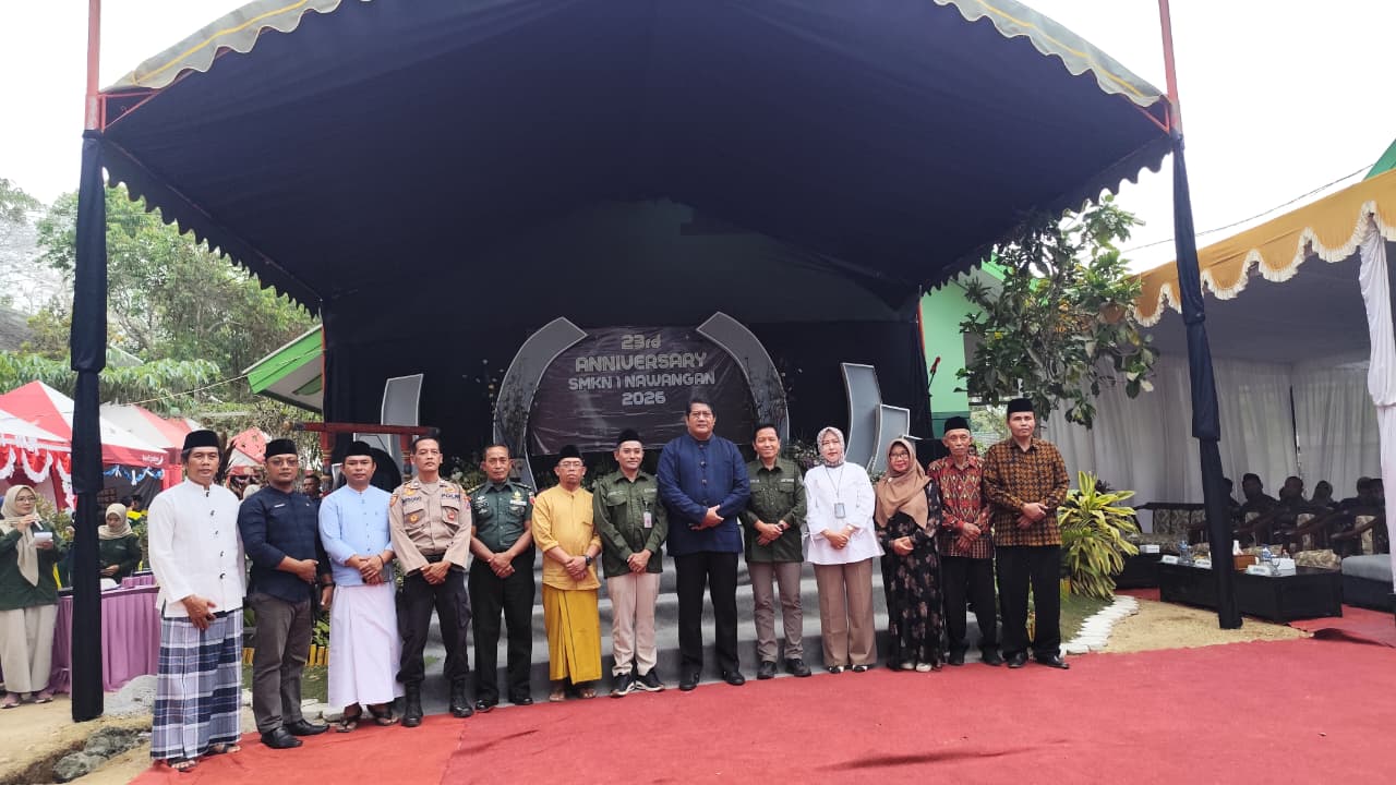 Wakil Bupati Pacitan Gagarin Sumrambah bersama Kepala Cabdin Pendidikan Wilayah Pacitan Sasmito Pribadi dan Kepala SMKN 1 Nawangan Redy Yuniarto saat peluncuran Smart Green School pada HUT ke-23 SMKN 1 Nawangan.