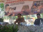 Kalaksa BPBD Pacitan Erwin Andriatmoko memaparkan materi didampingi Sulthan Shalahuddin dan Purwoto di Workshop Jurnalistik Kebencanaan