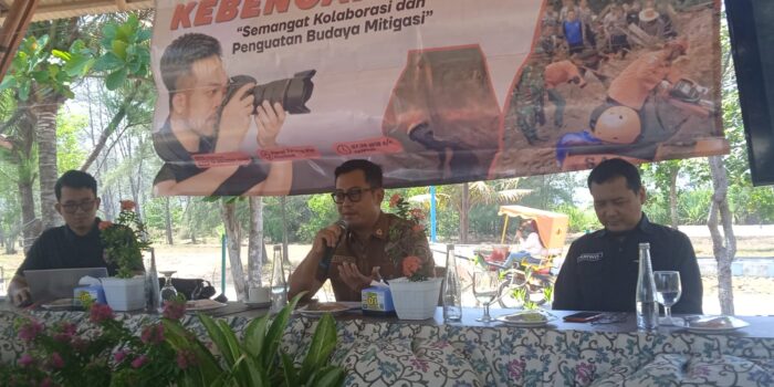 Kalaksa BPBD Pacitan Erwin Andriatmoko memaparkan materi didampingi Sulthan Shalahuddin dan Purwoto di Workshop Jurnalistik Kebencanaan
