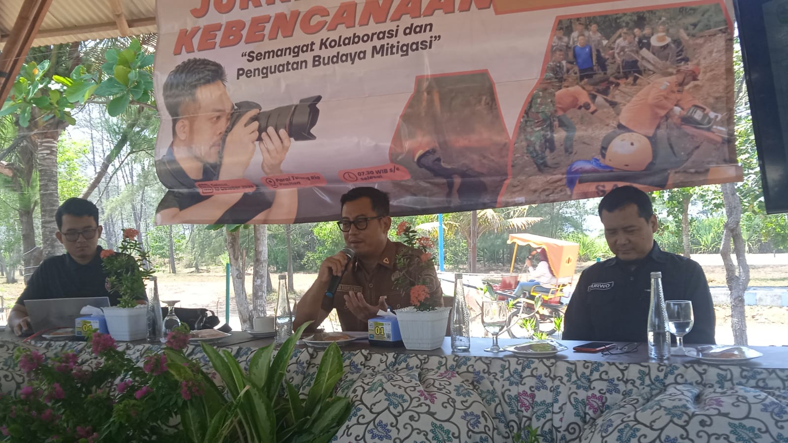 Kalaksa BPBD Pacitan Erwin Andriatmoko memaparkan materi didampingi Sulthan Shalahuddin dan Purwoto di Workshop Jurnalistik Kebencanaan