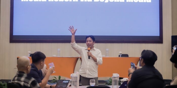 Pemimpin Redaksi Suara.com Suwarjono memaparkan kondisi kritis industri pers akibat wacana revisi UU Hak Cipta dalam FGD di Bandung.